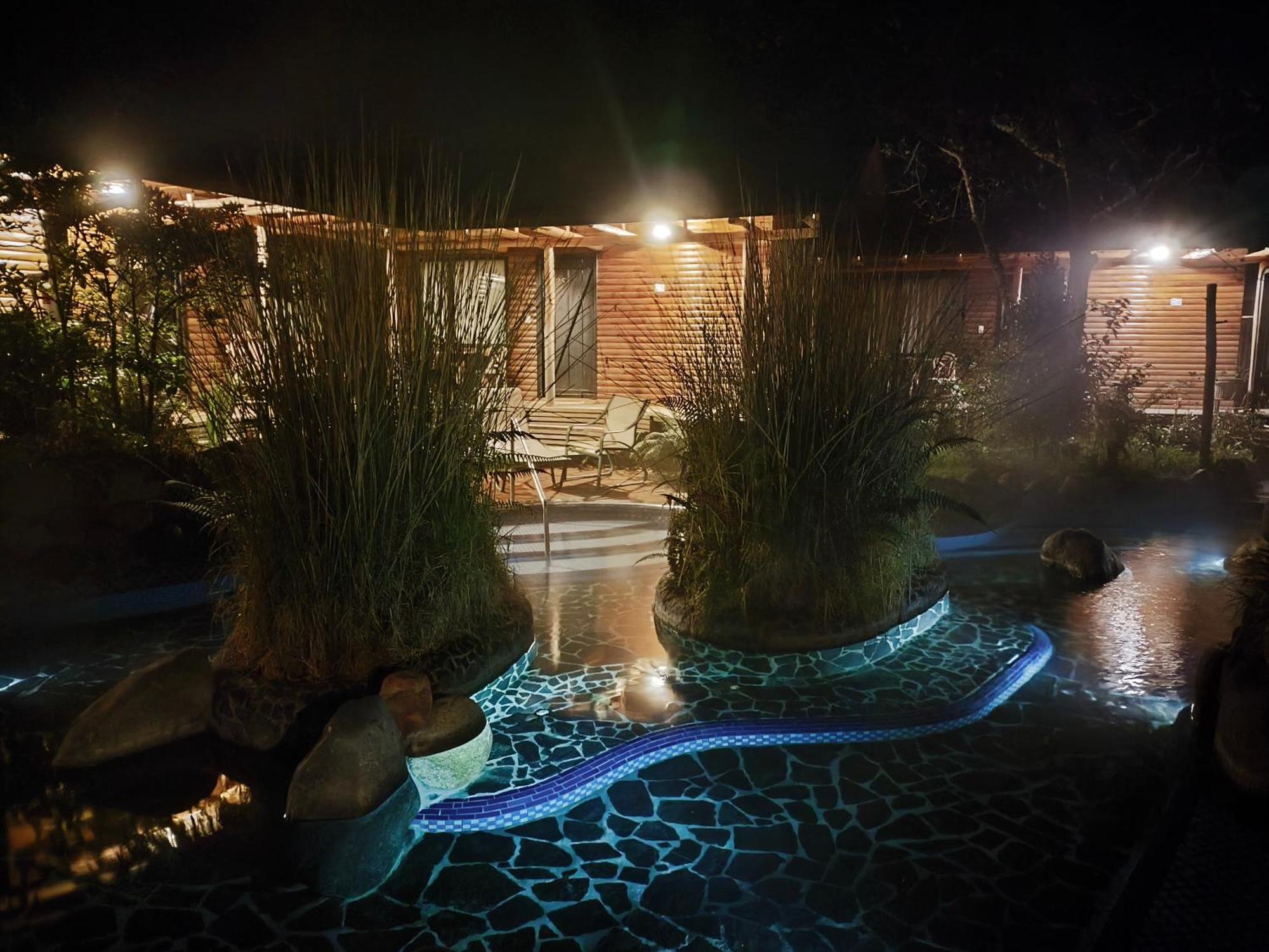 Termas De Papallacta Exterior photo The hot springs at night